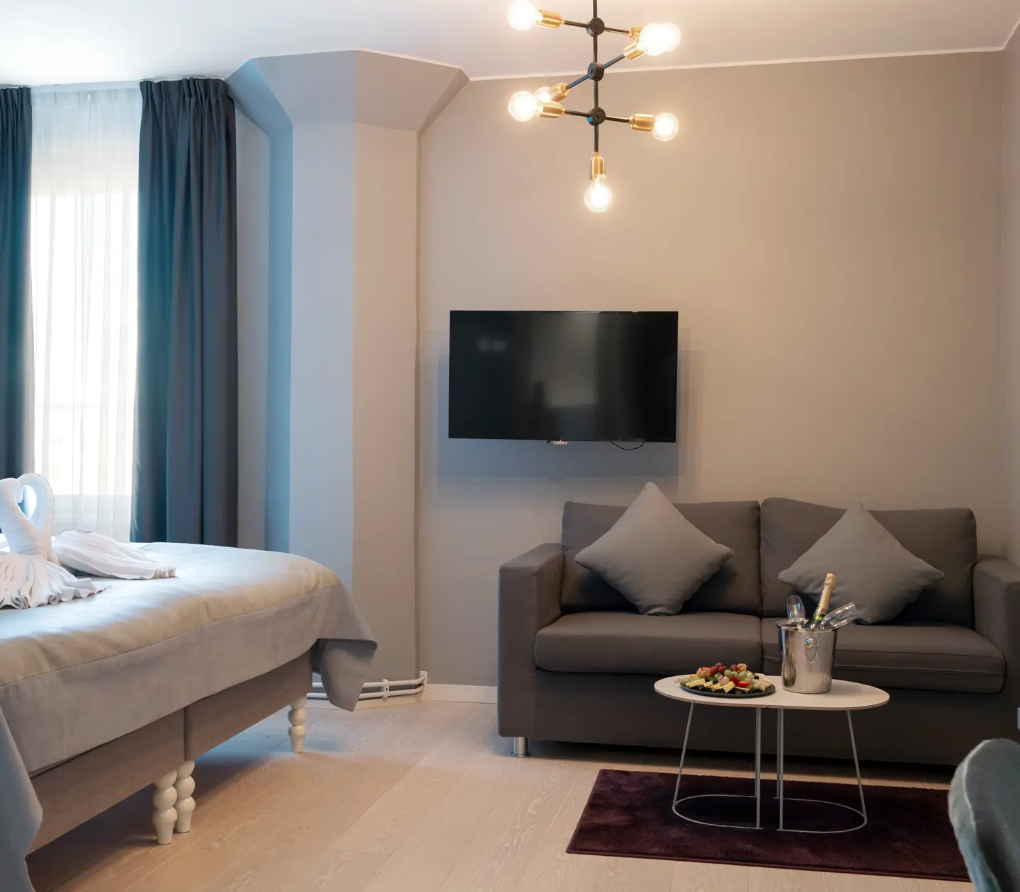 Lounge area in hotel room