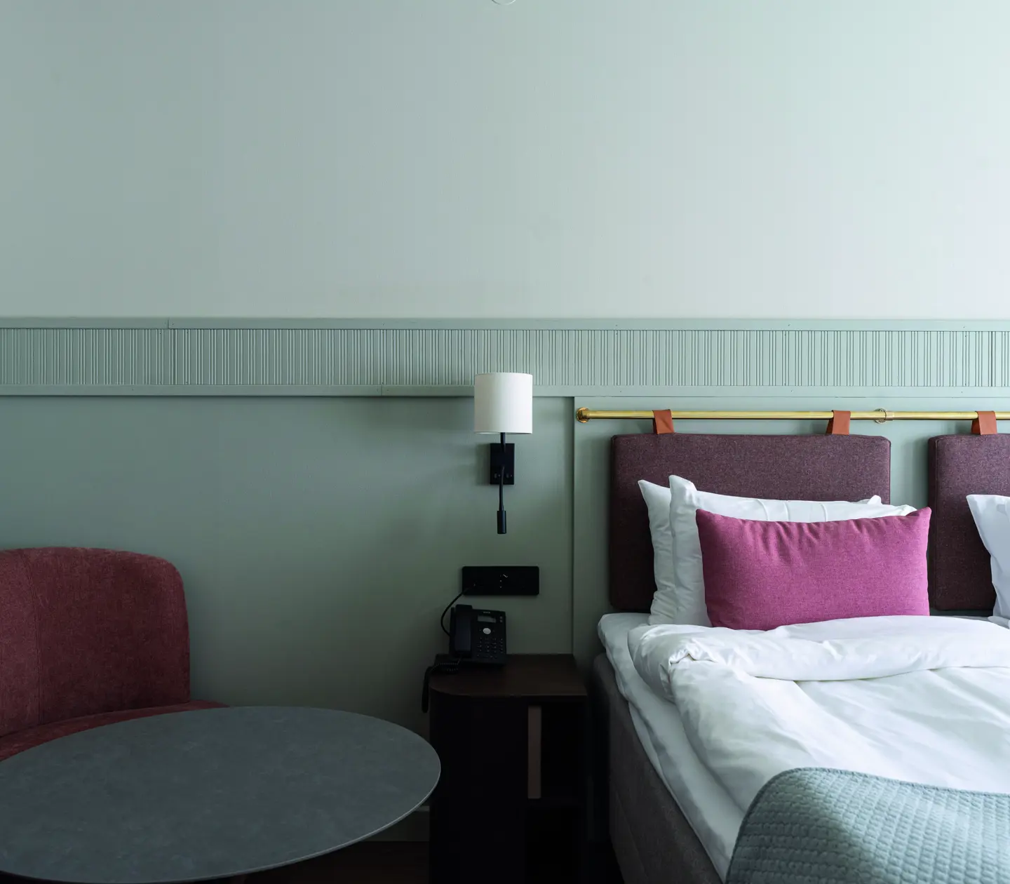 A double bed with pink pillows