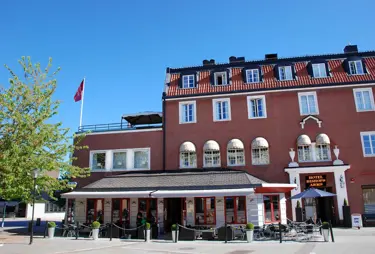 En byggnad med uteservering och skylt för Hotel Bishops Arms