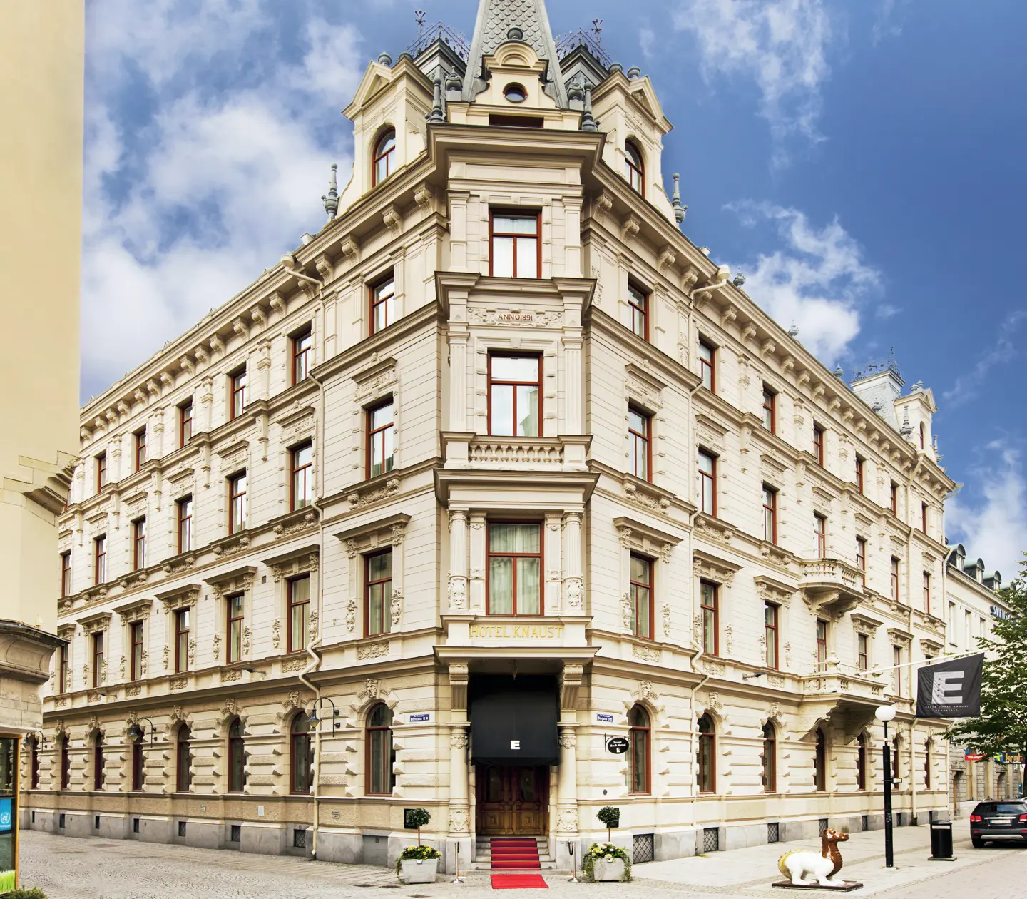 The elegant white facade of the Elite Hotel Knaust with many windows
