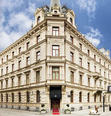 The elegant white facade of the Elite Hotel Knaust with many windows