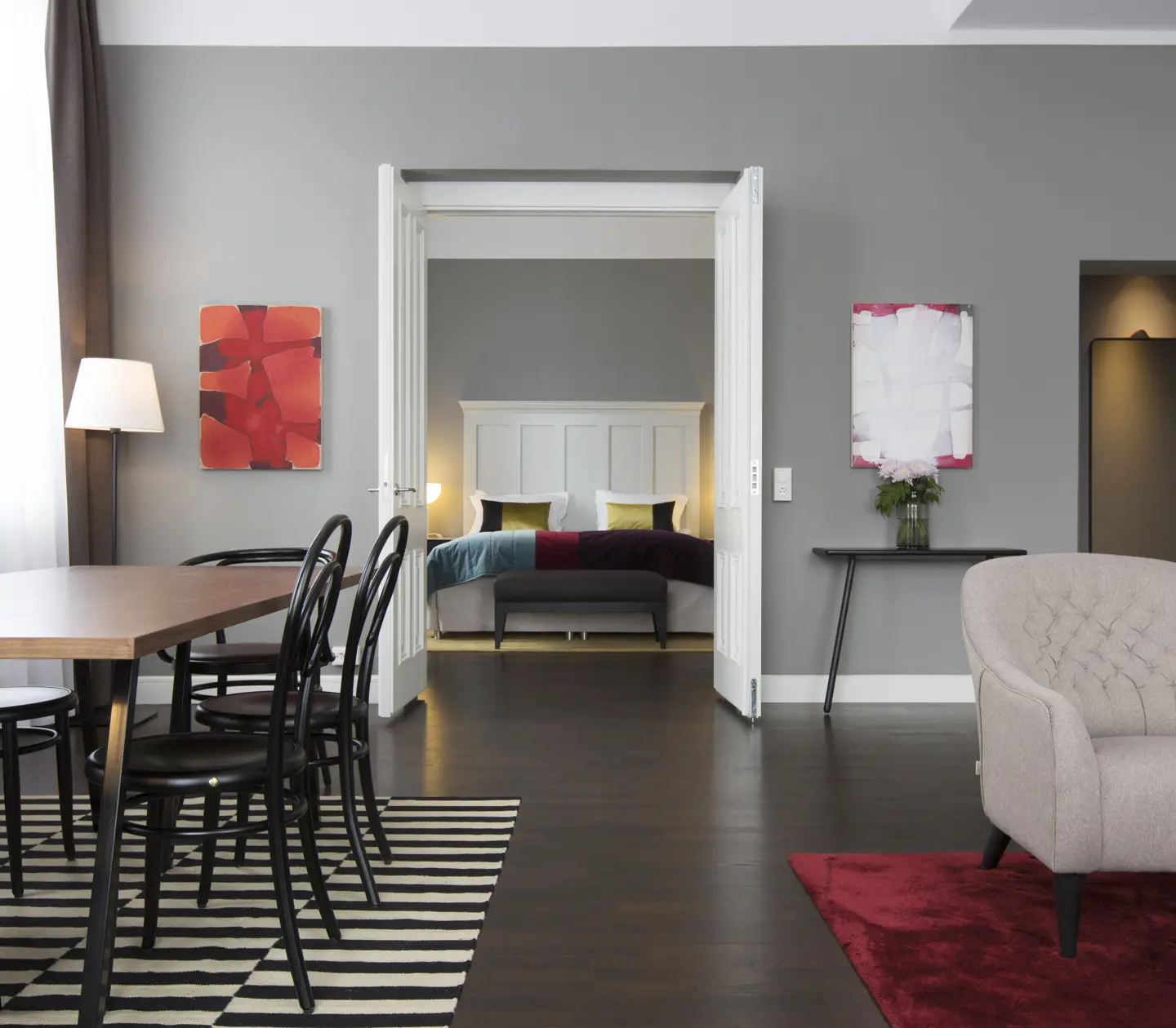 Bright suite with bed, dining group and armchair