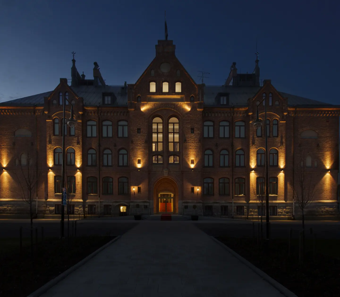 The grand brick facade of the Elite Hotel Mimer at dusk