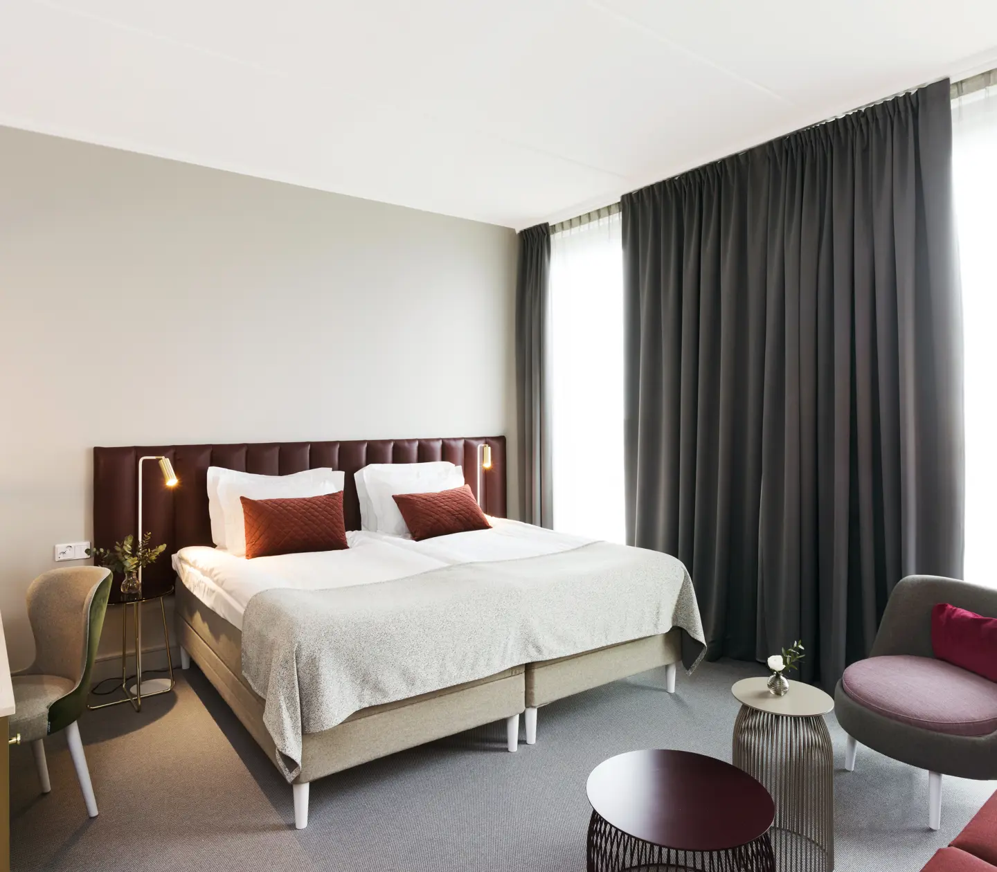 Bright suite with bed, sofa group and desk