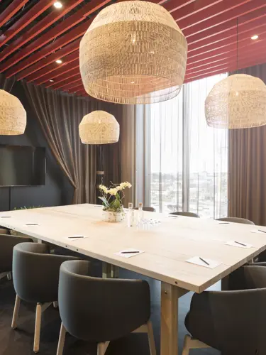 Stort konferensrum med modern inredning