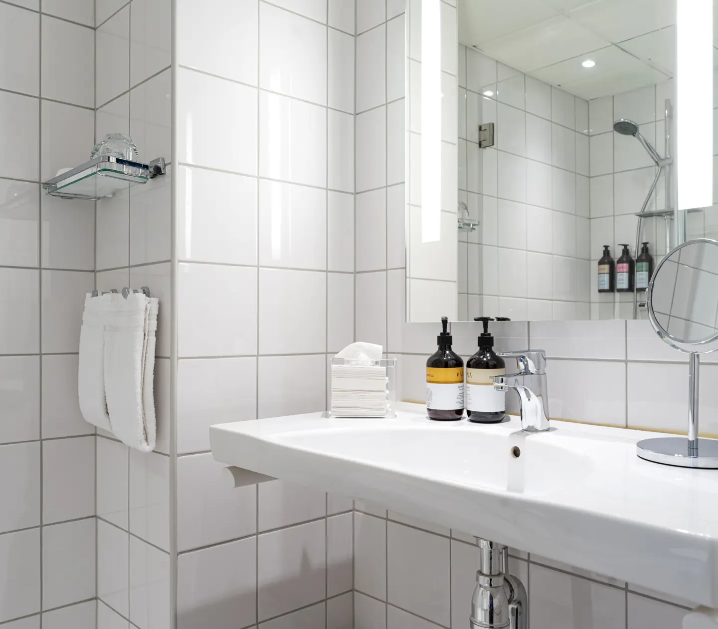 Mysigt hotellrum med säng, fåtöljer och skrivbord