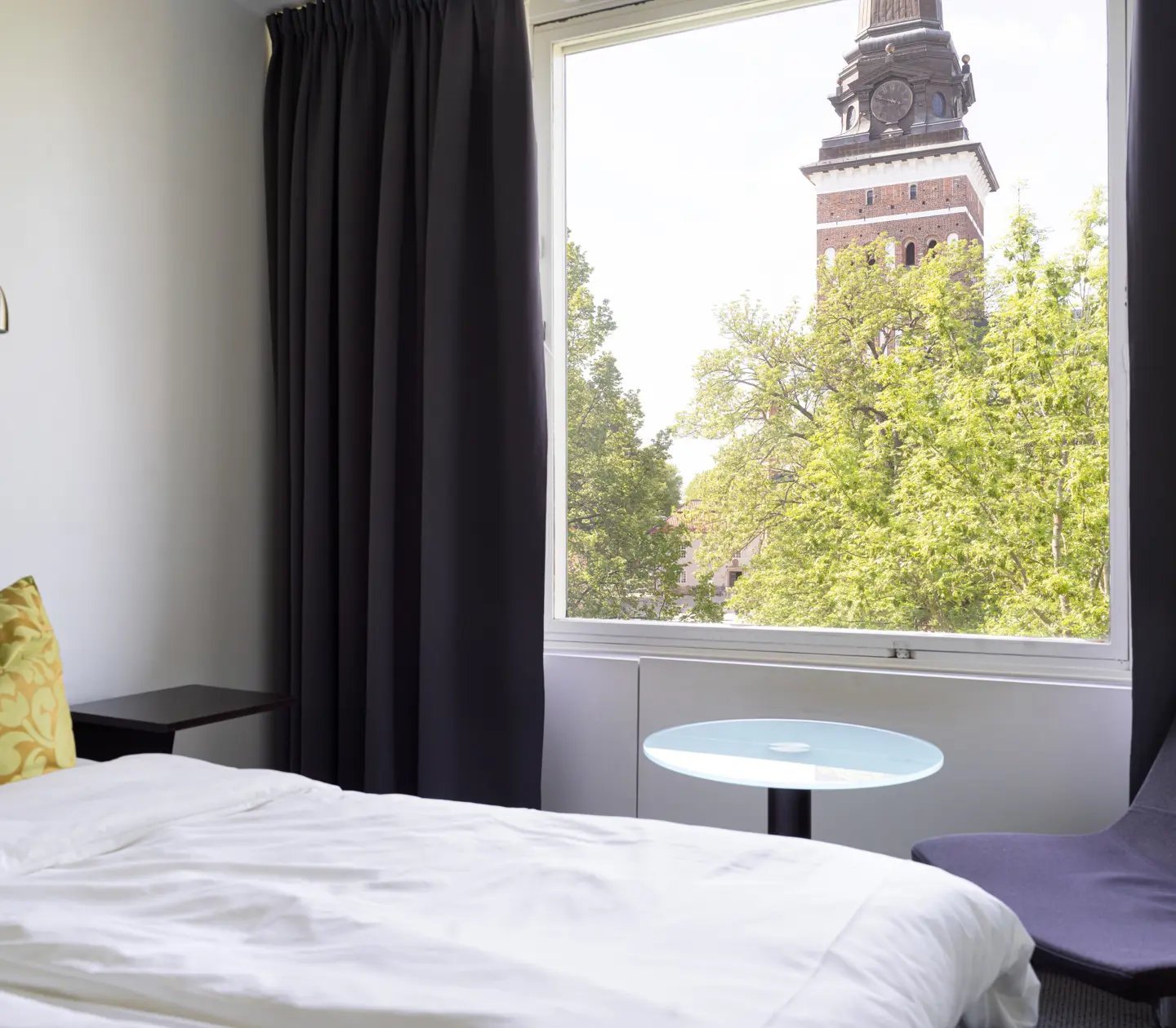 Ljust badrum med handdukar, handfat och spegel