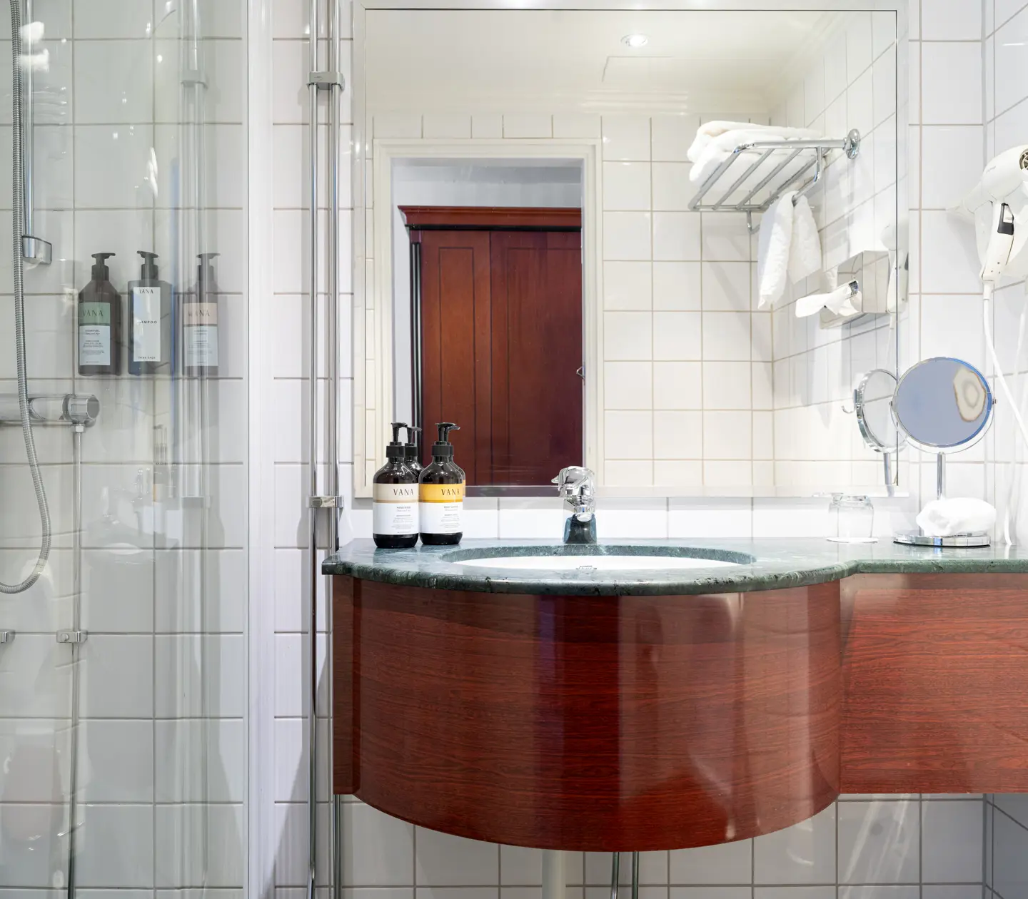 Badrum i mysigt hotellrum