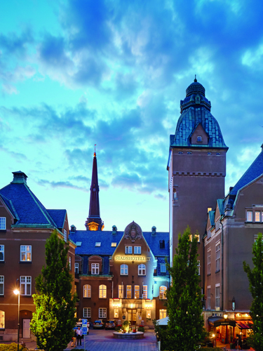 En stor ljusbrun slottsbyggnad i Västerås