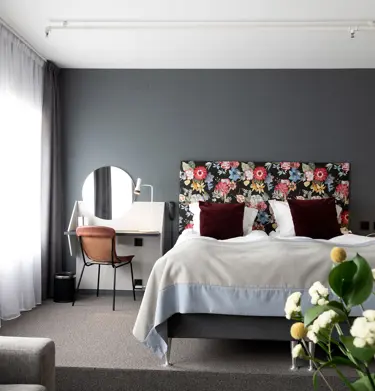 Hotel room with double bed and bedside lamps