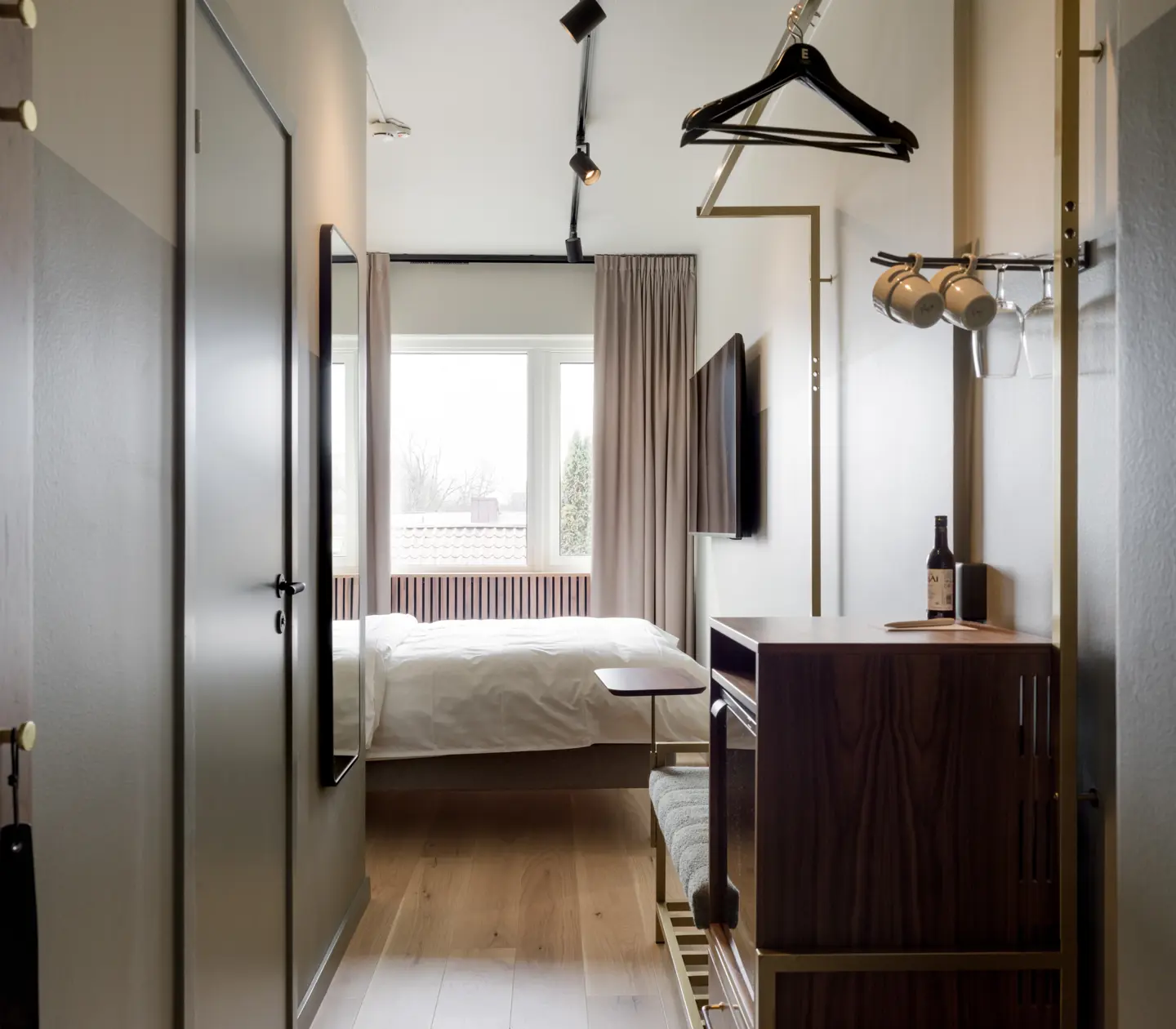 Hotel room with double bed, TV and window
