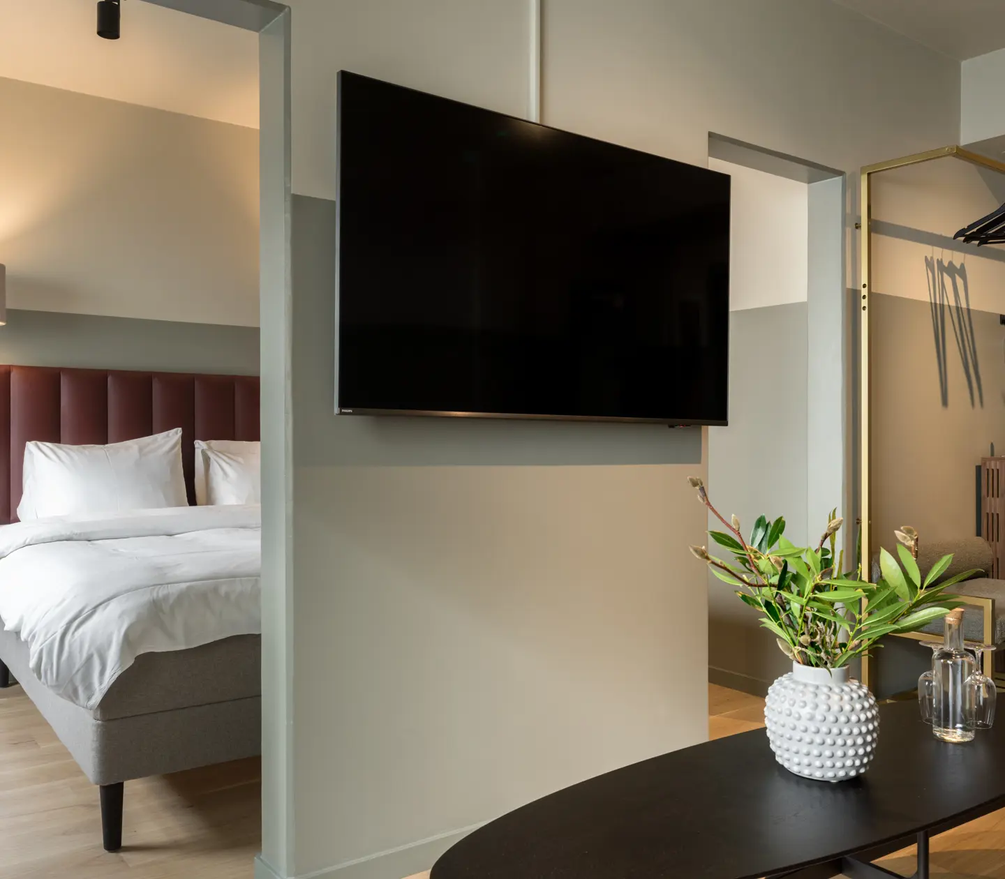 Hotel room with double bed, TV and bouquet