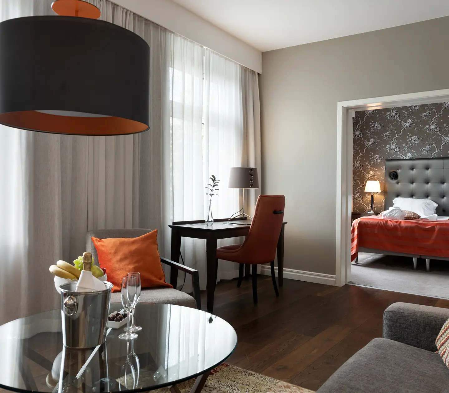 Suite with double bed, desk and window