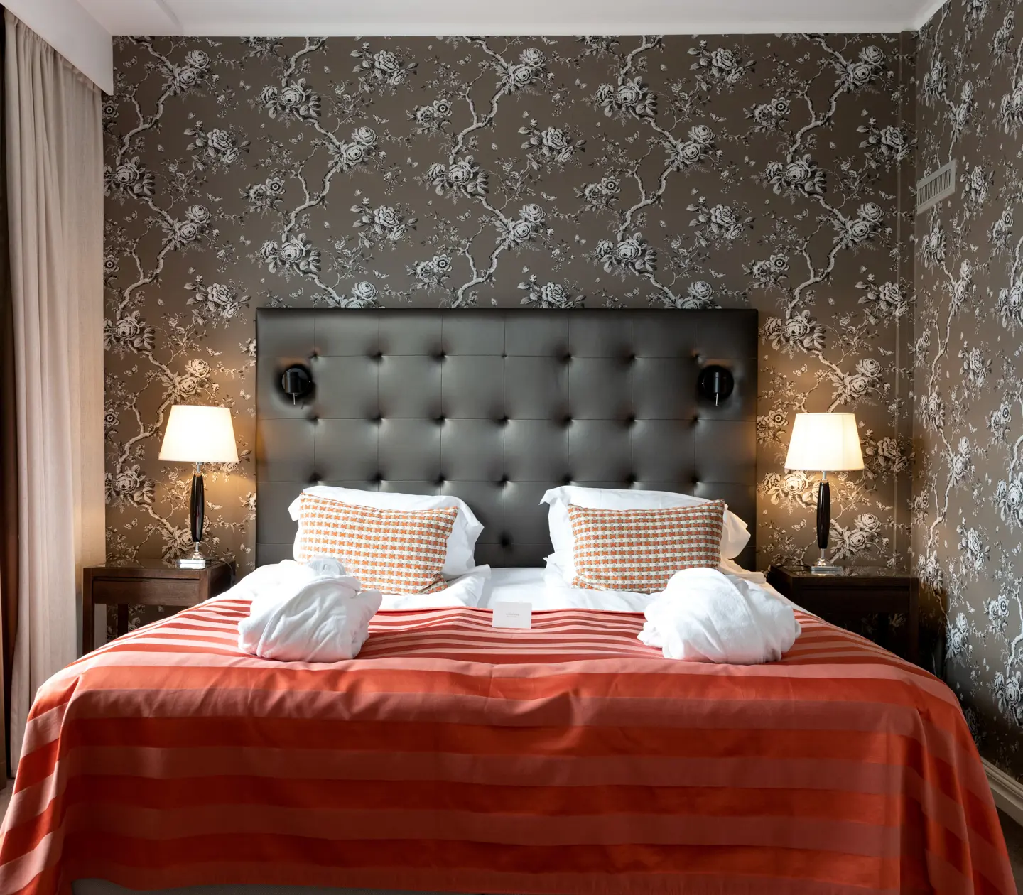 Suite with double bed and window