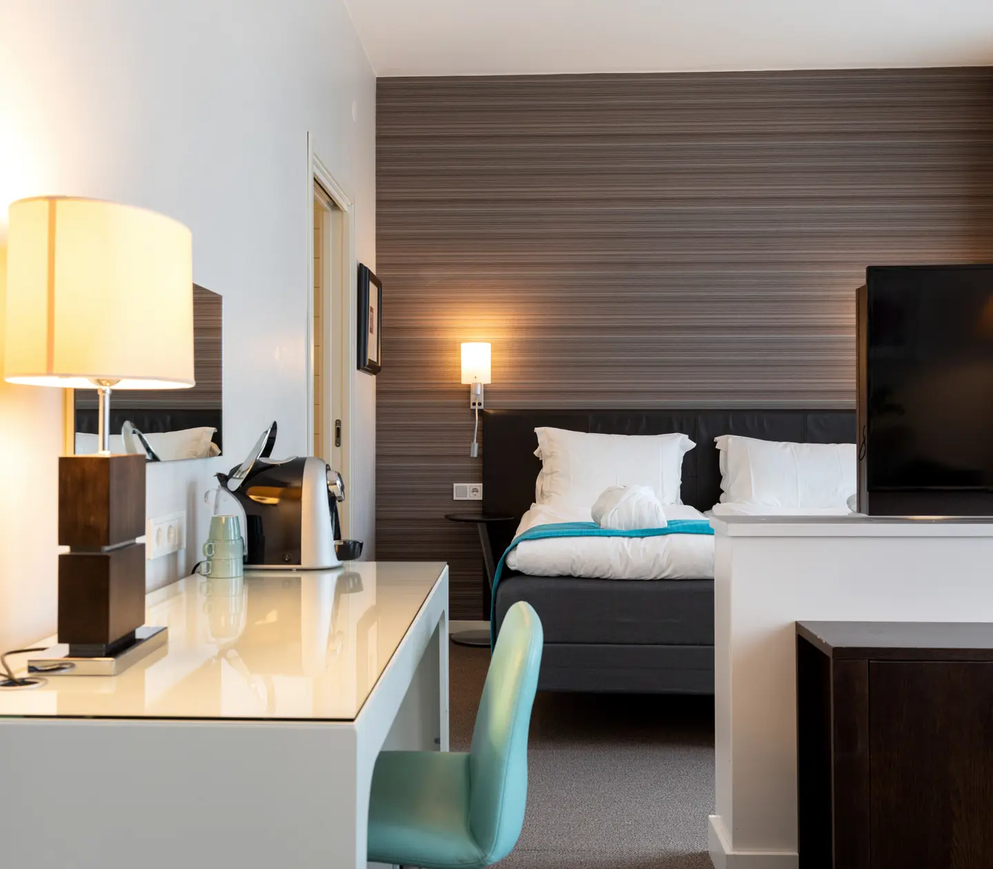 Suite with double bed, desk and TV
