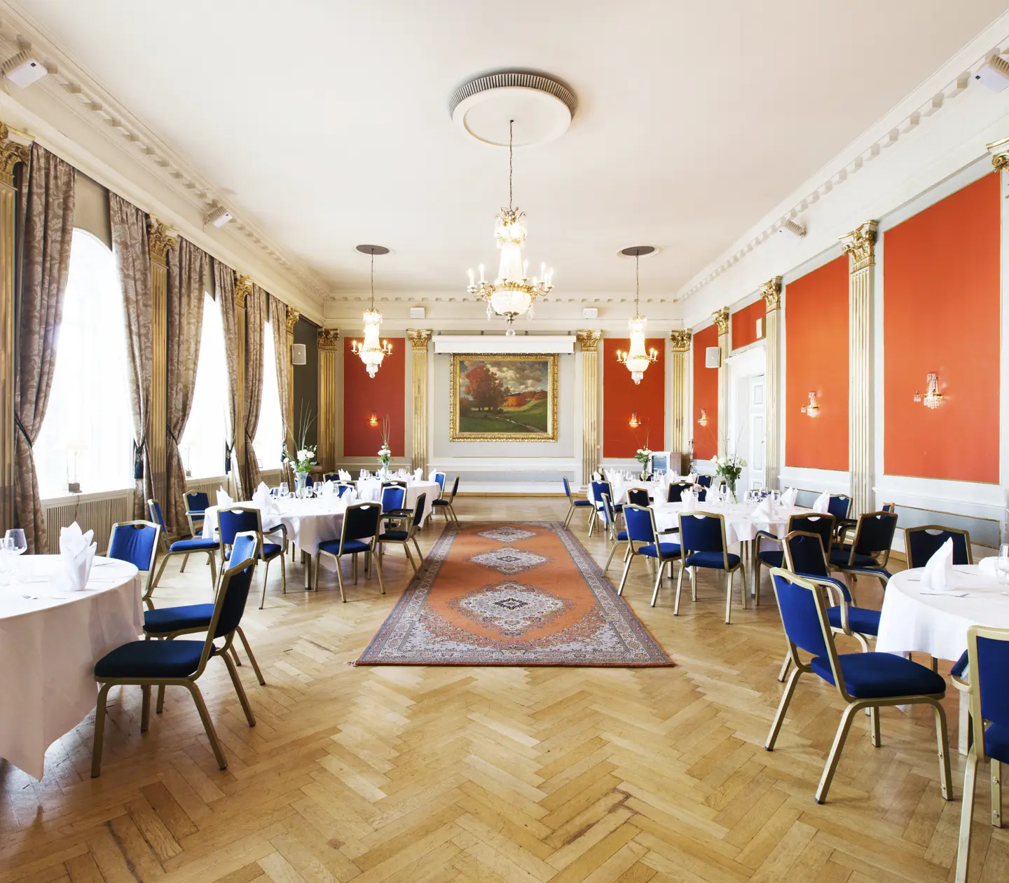 Party floor with lavish details and a variety of round tables