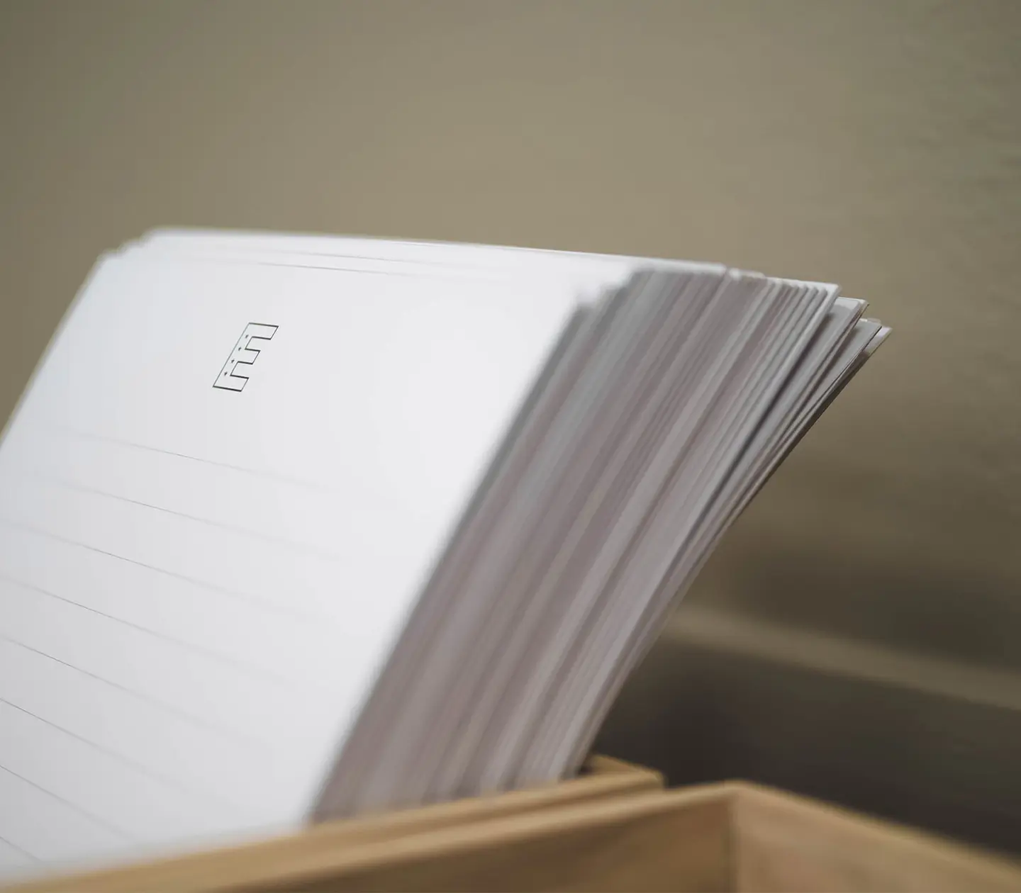 Bunt av konferenspapper med Elite-symbol