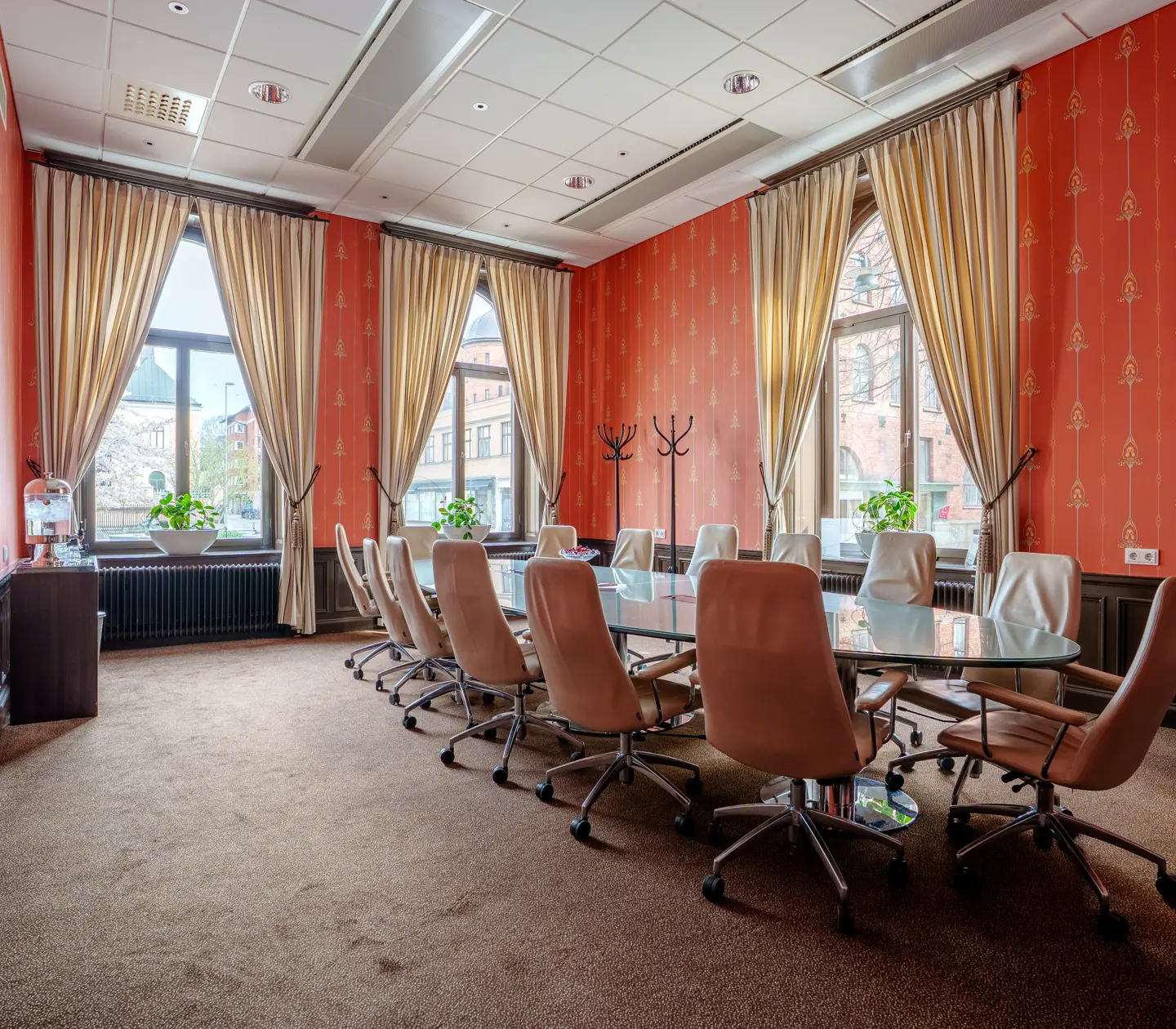 Konferenssal med runt bord, stor dörr och fönster