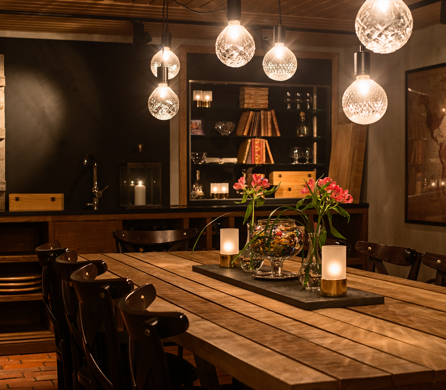 Mysig vinkällare med bord, stolar och vin