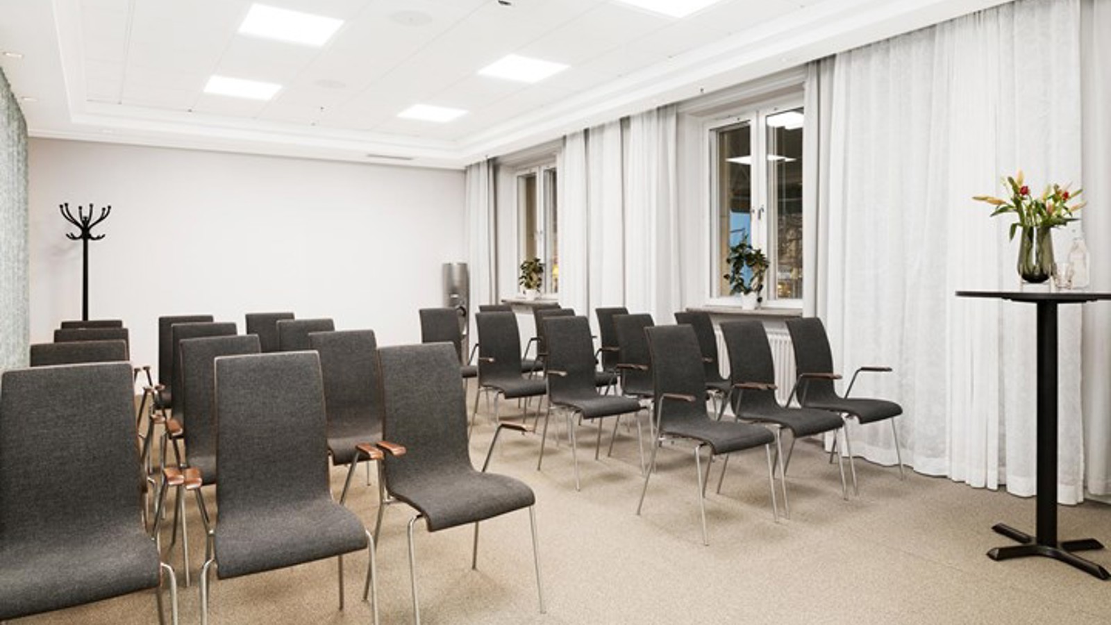 Konferensrum med stolar på rad
