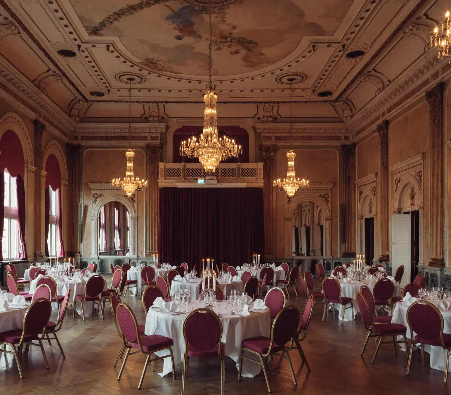 Sumptuous dining room with many dining groups and crystal chandeliers in the ceiling