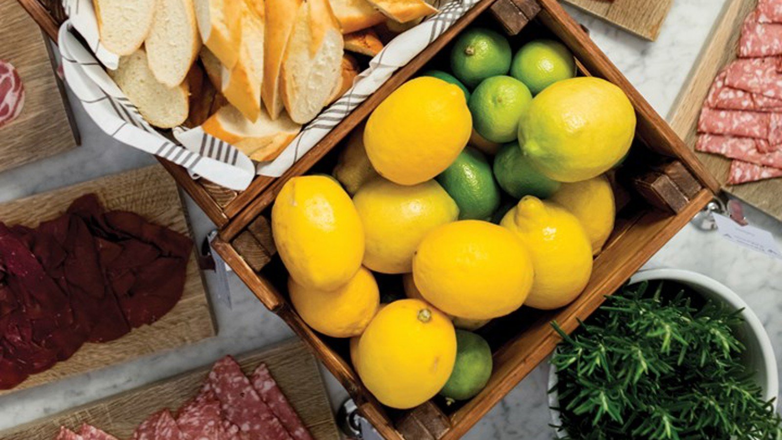 Närbild på citroner, lime och bröd