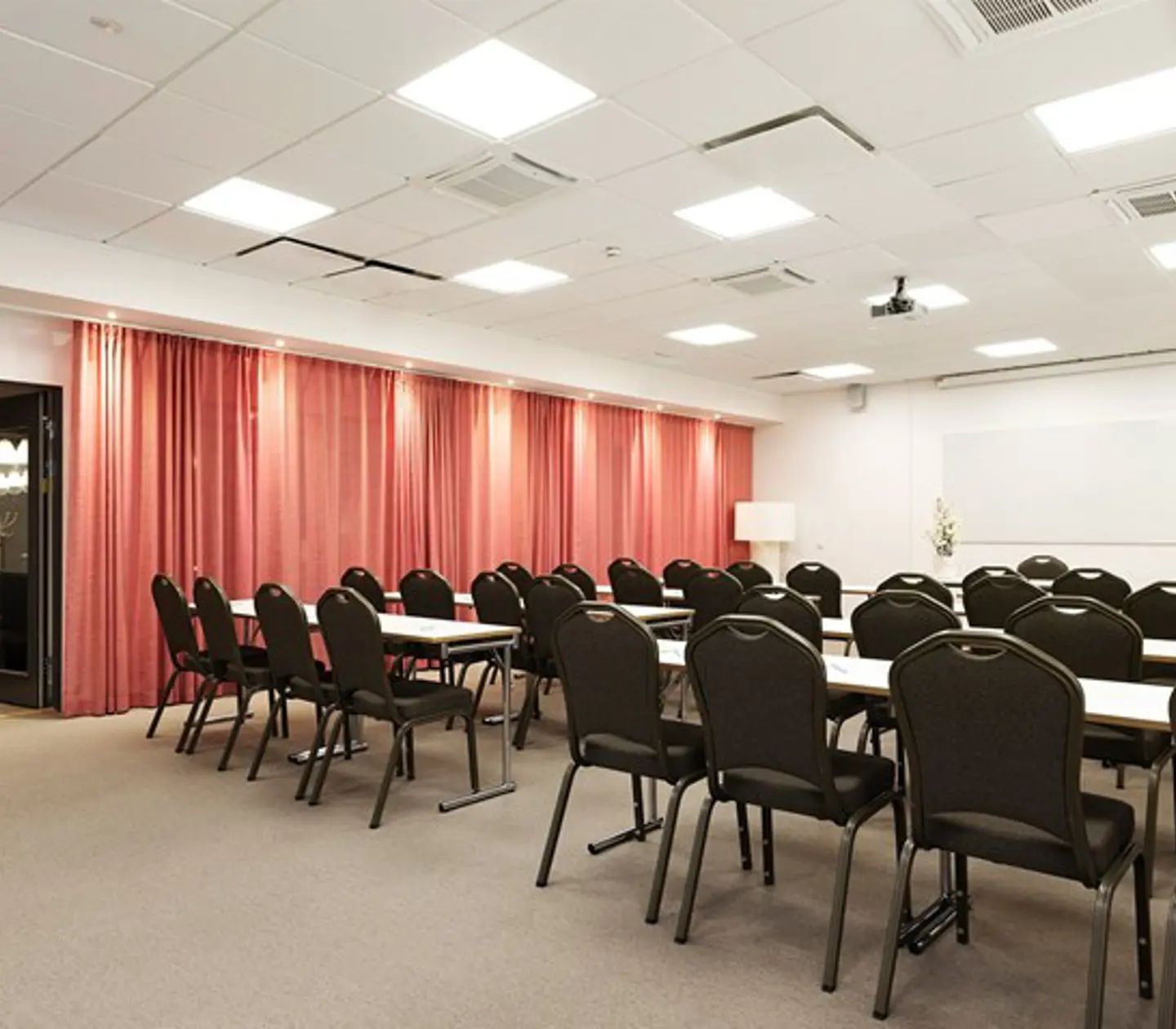 Konferenslokal med stolar och bord