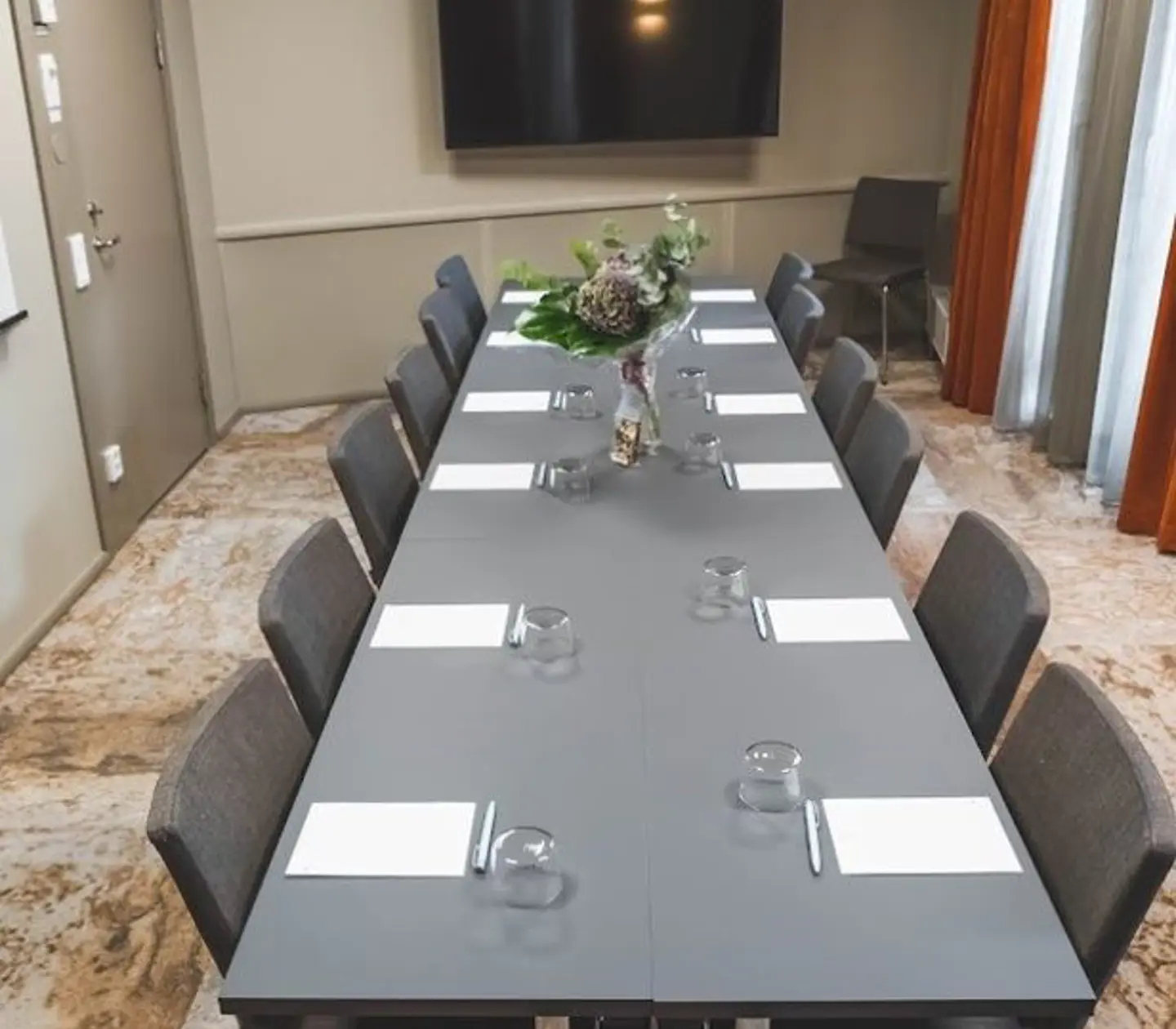 Närbild på block och penna, på grått bord i konferensmiljö