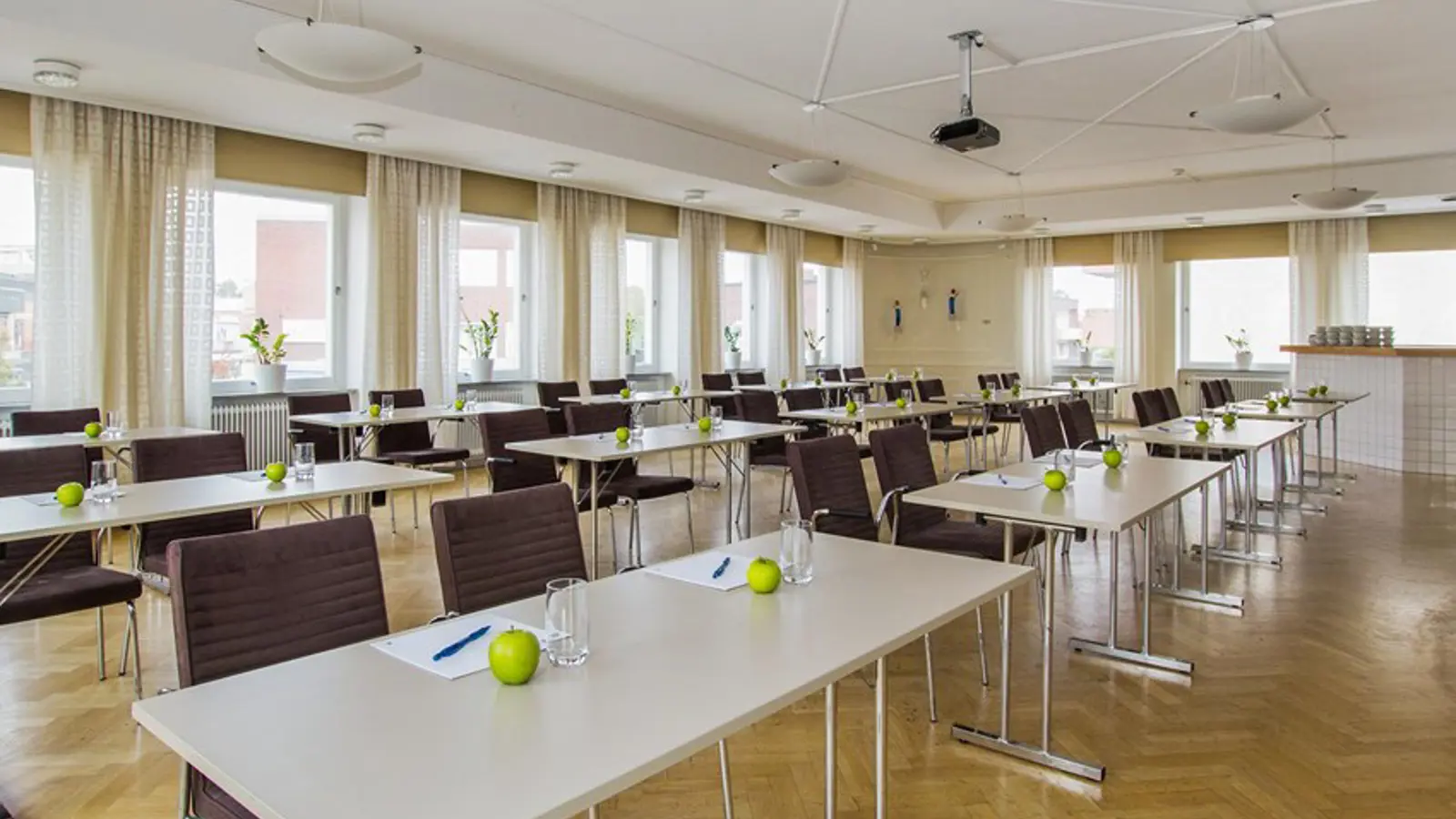 Conference room with school seating and many windows