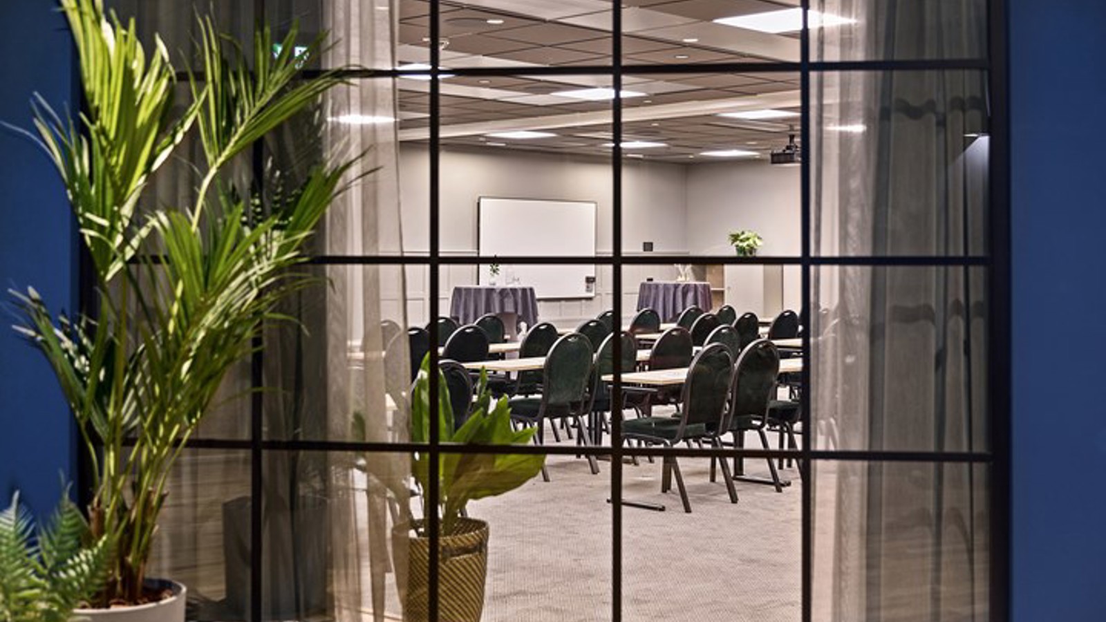 Konferensrum med stolar fotat genom ett fönster