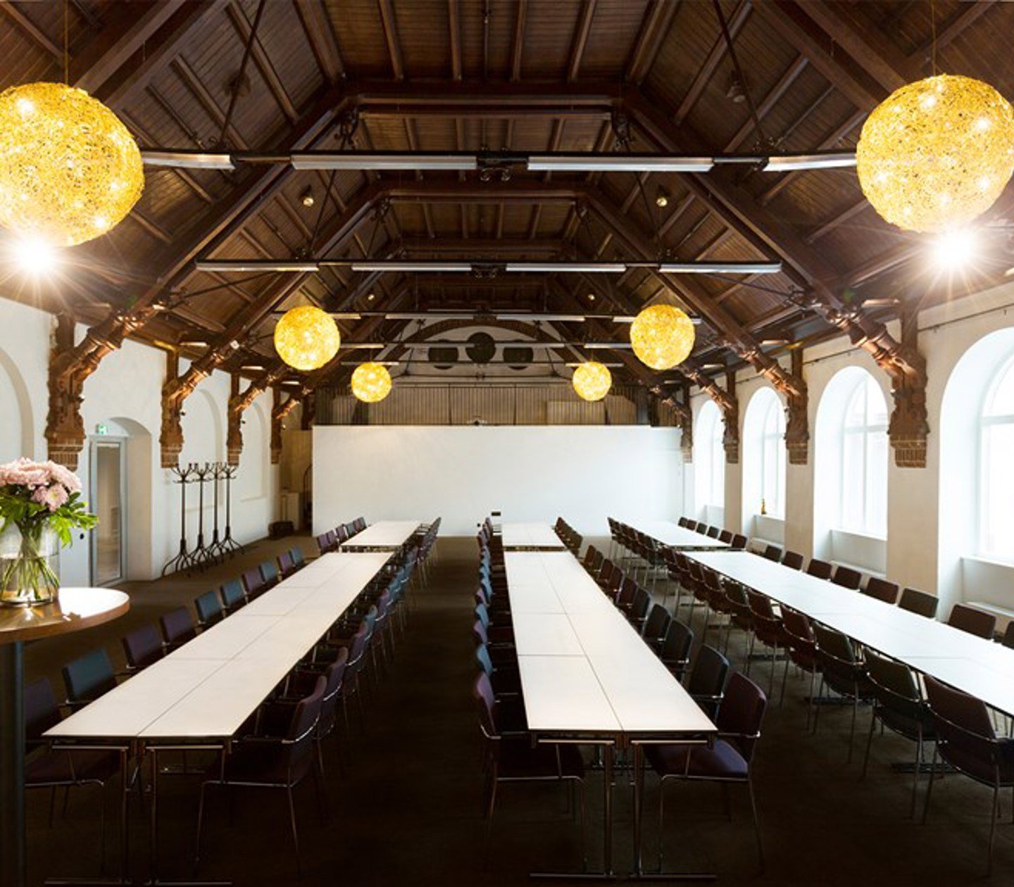Konferensrum med långa bord