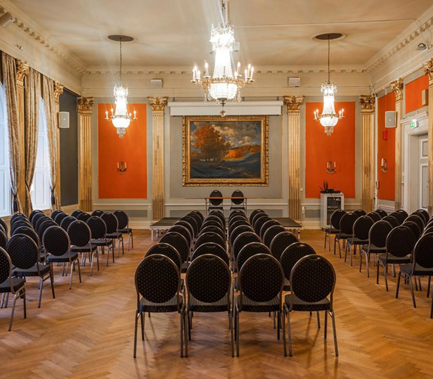 Konferensrum med många stolar