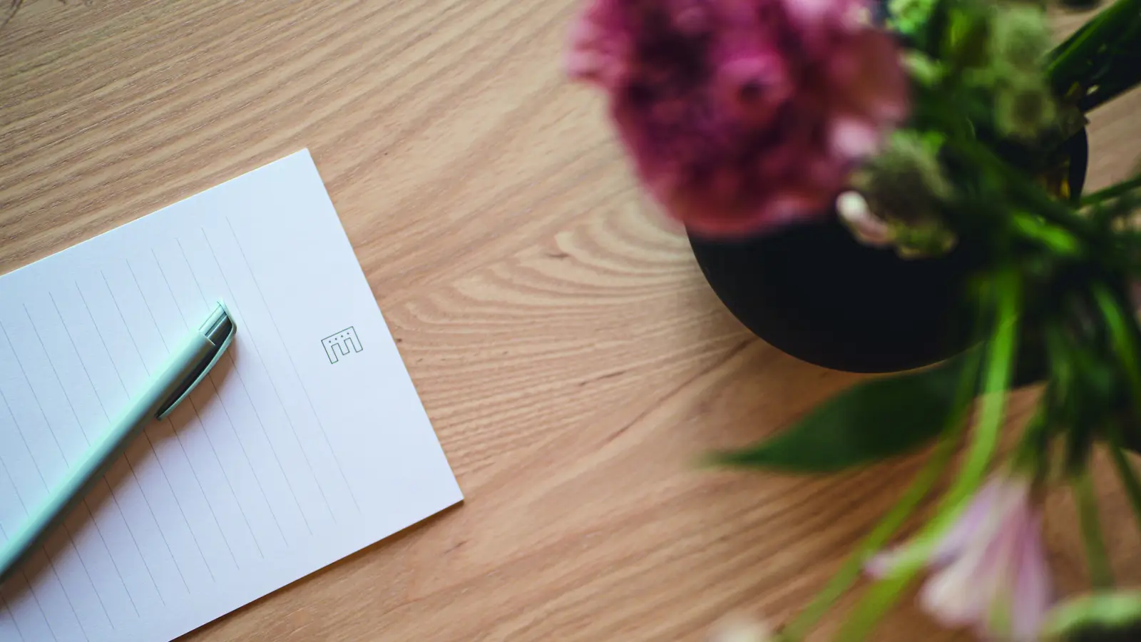 Stor lokal med gulddetaljer, kristallkrona, röda väggar och mörka stolar uppradade