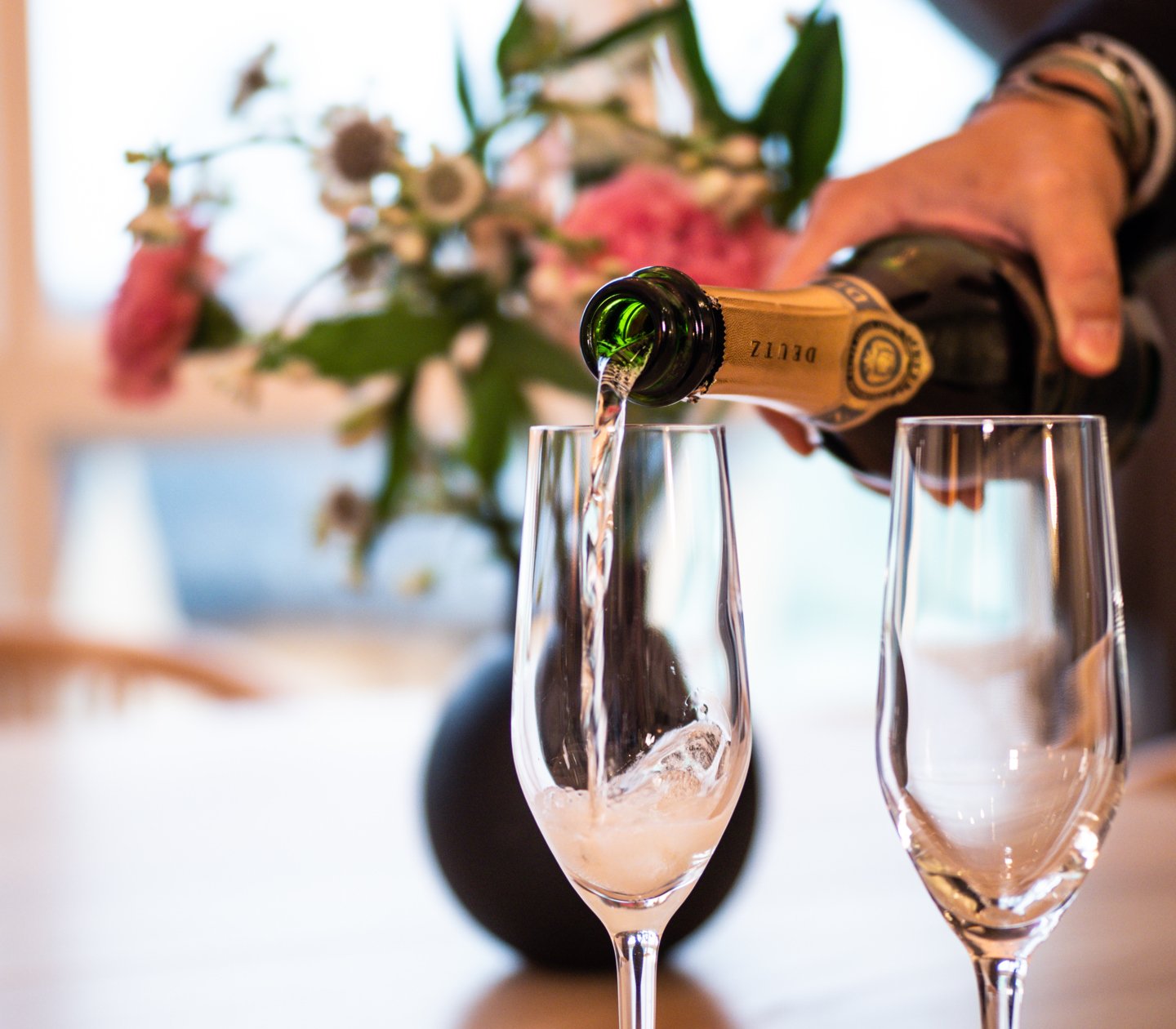 Servitör häller upp champagne i glas