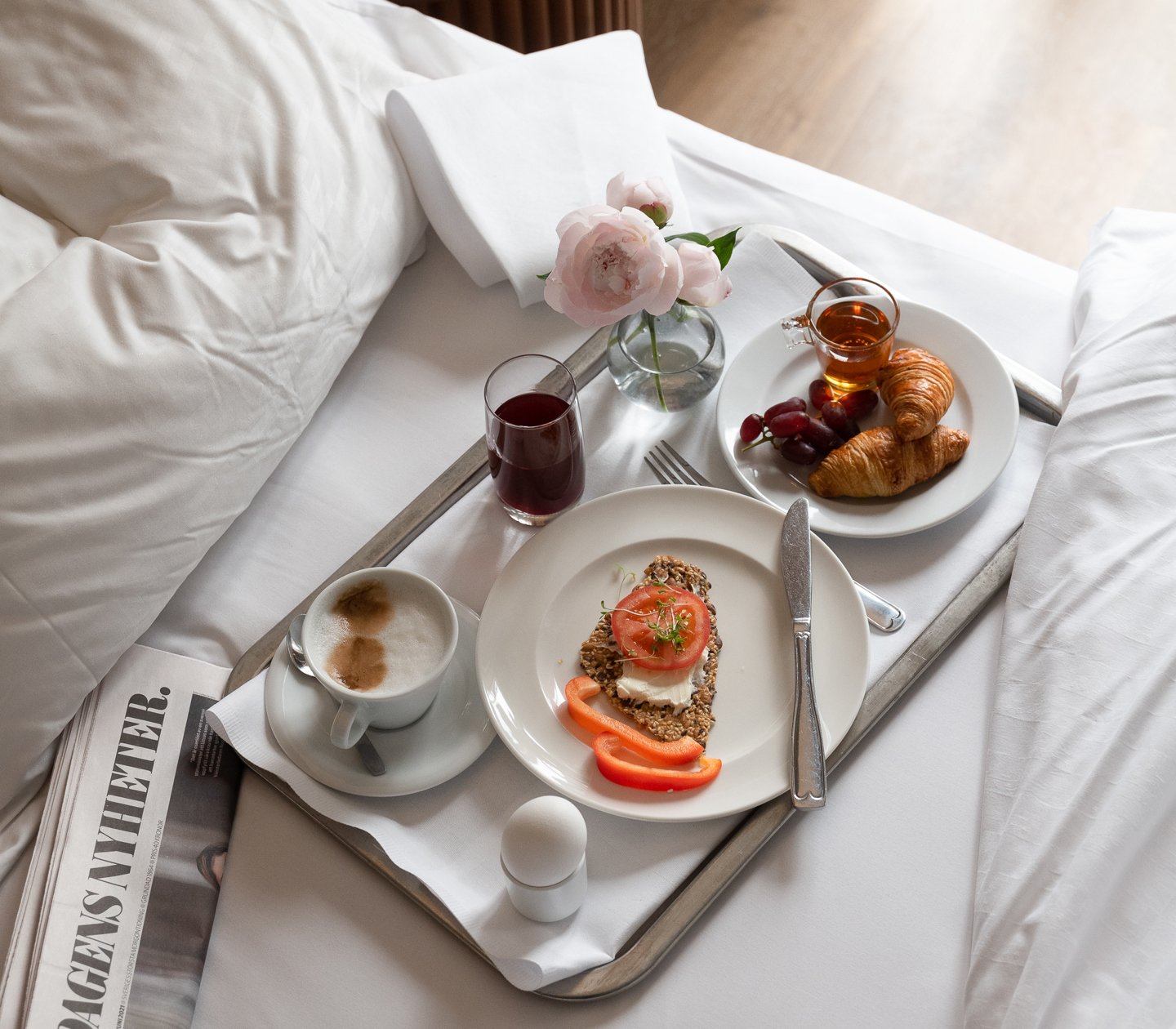 Frukostbricka i hotellsäng