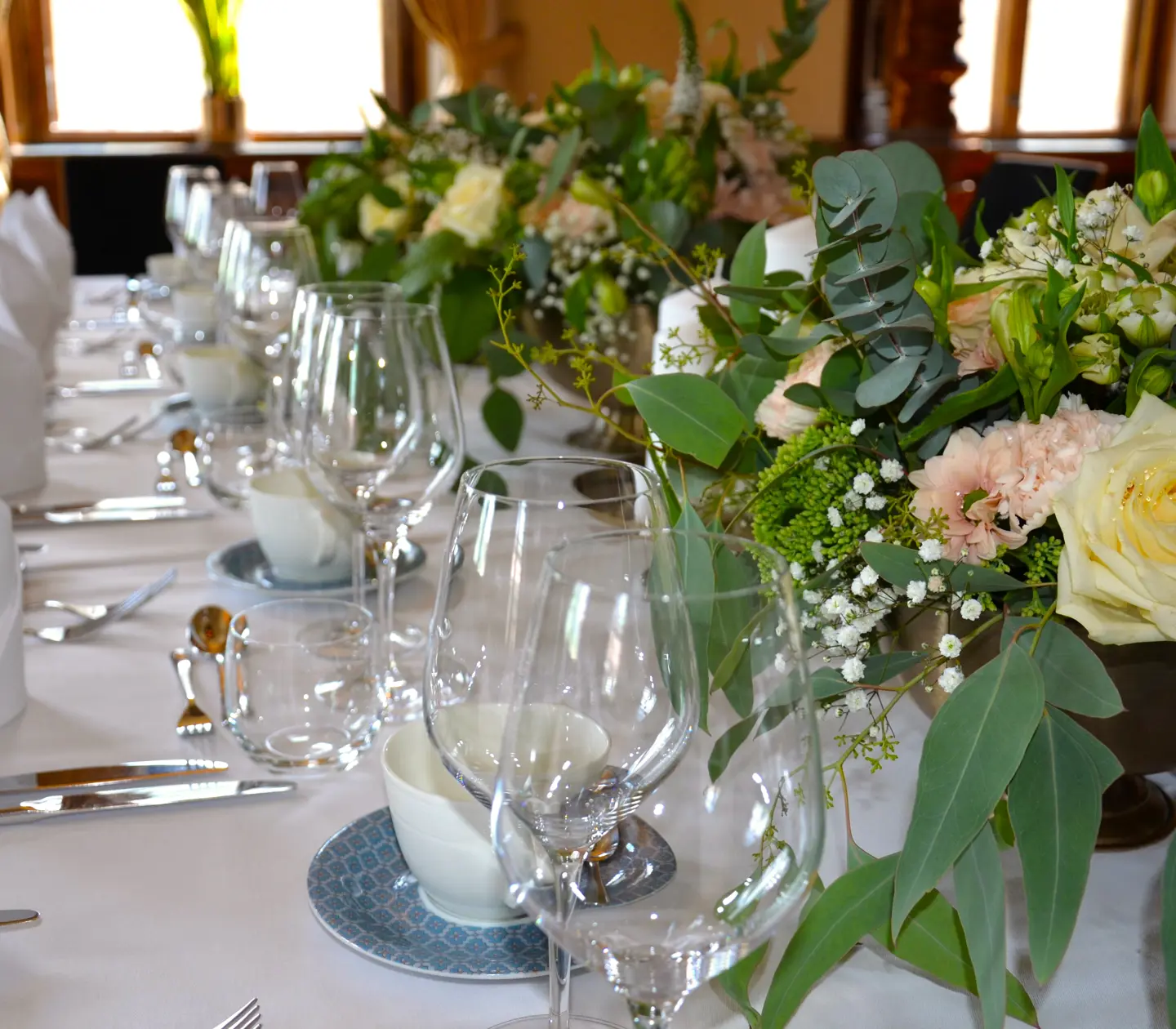 Middagsbord med finservis och blomdekorationer