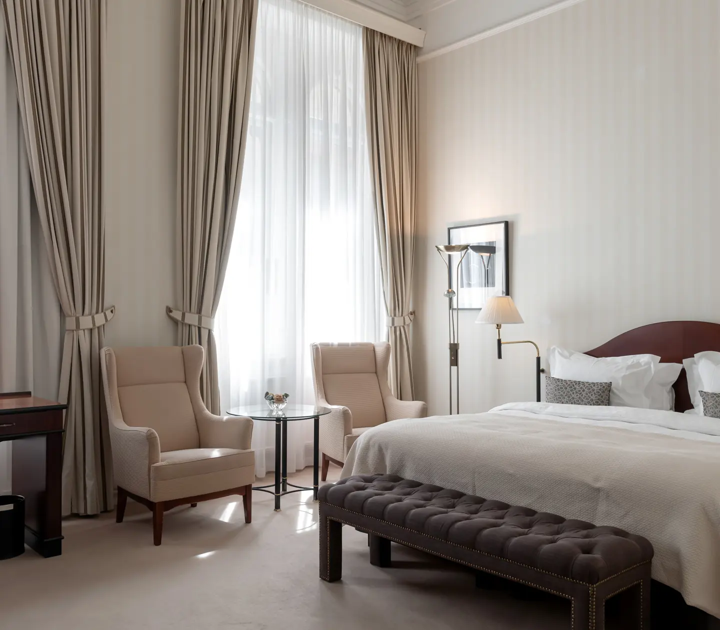 Ljust hotellrum med bäddad säng