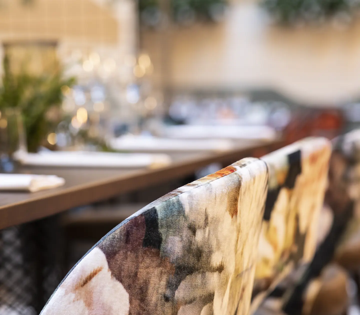 Bord och stolar på en restaurang