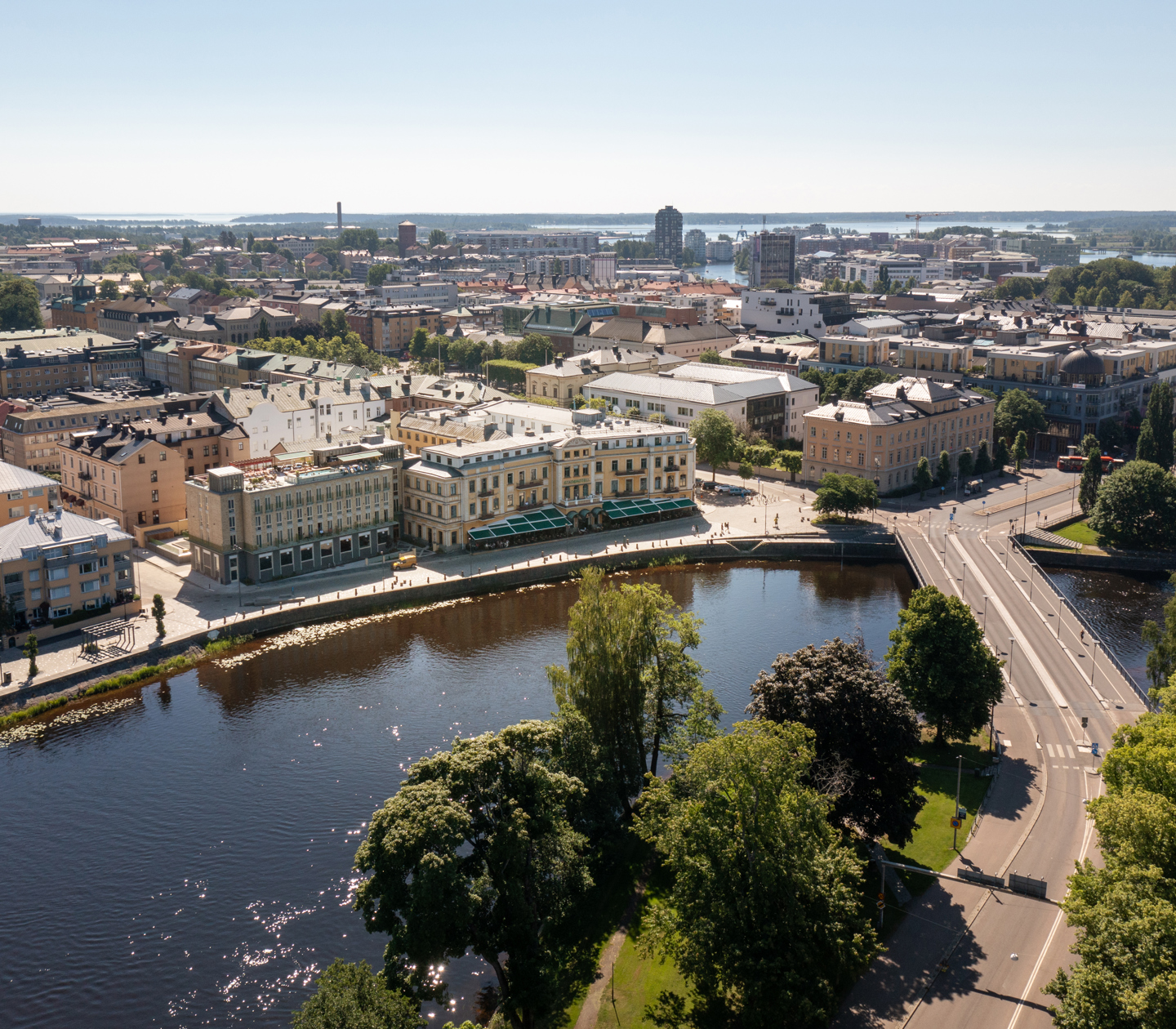 Vy över Karlstad med fokus på Elite Stadshotellet