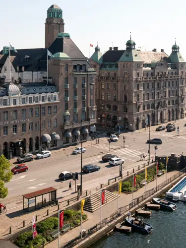 Fina byggnader längs en väg vid vattnet i Malmö