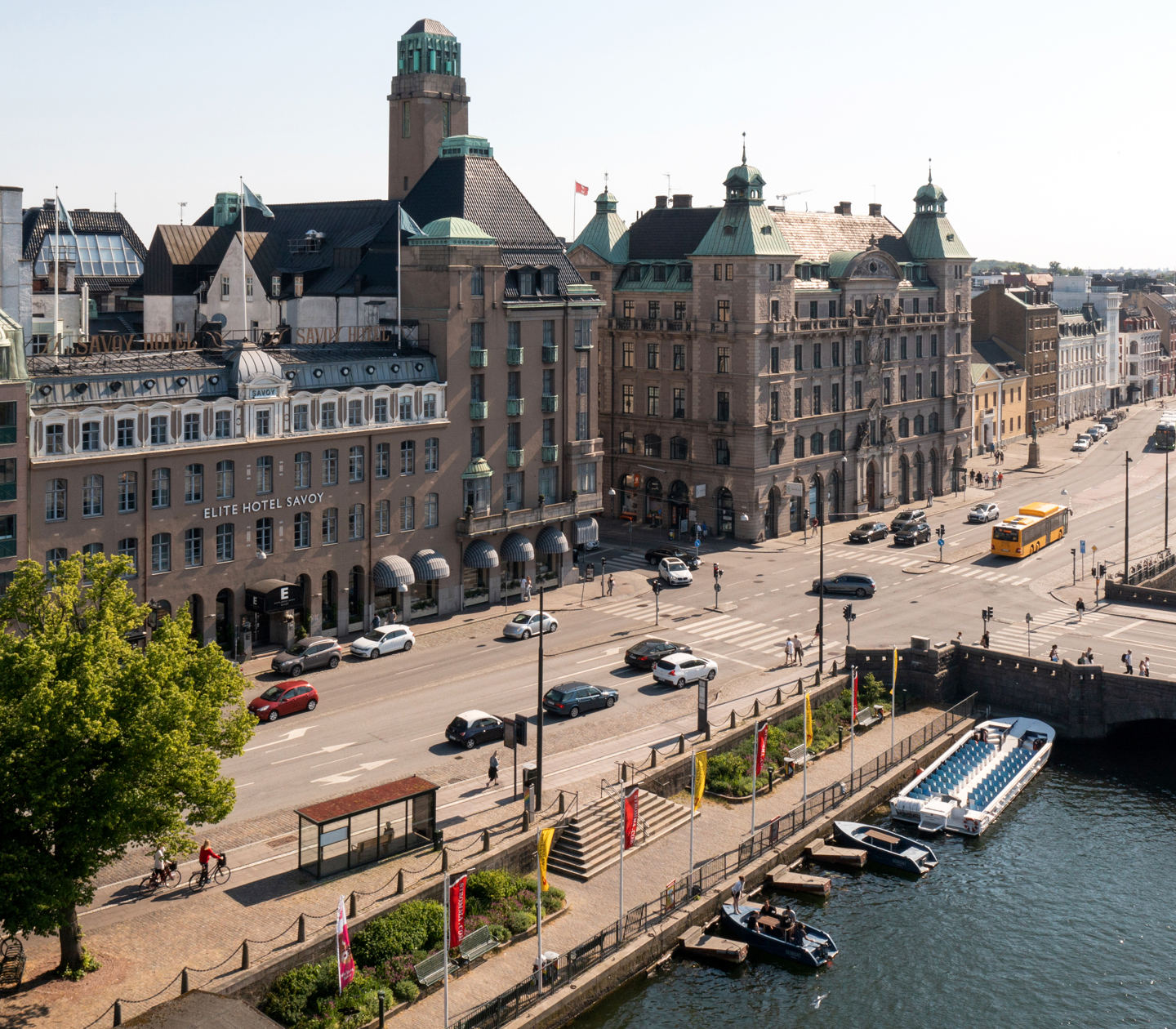 Fina byggnader längs en väg vid vattnet i Malmö