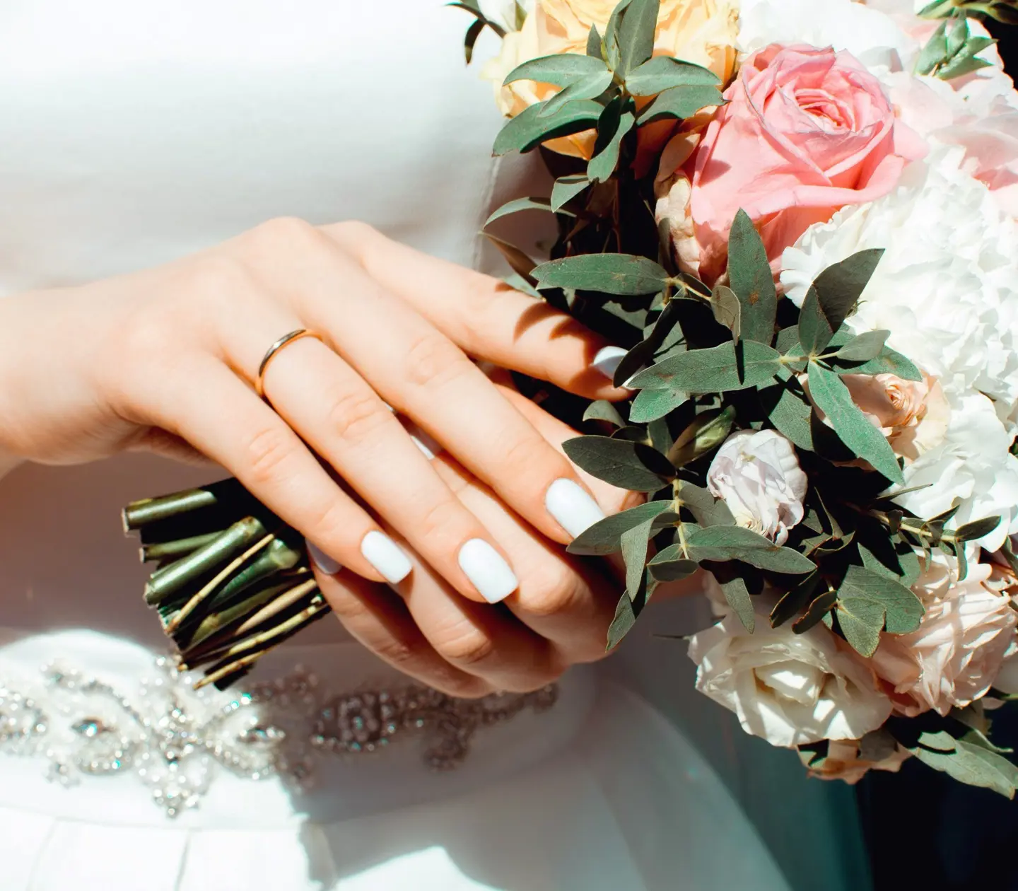 Woman holding a pink bouquet in her hand