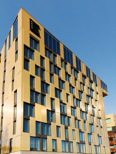 En arkitektritat byggnad med guldig fasad