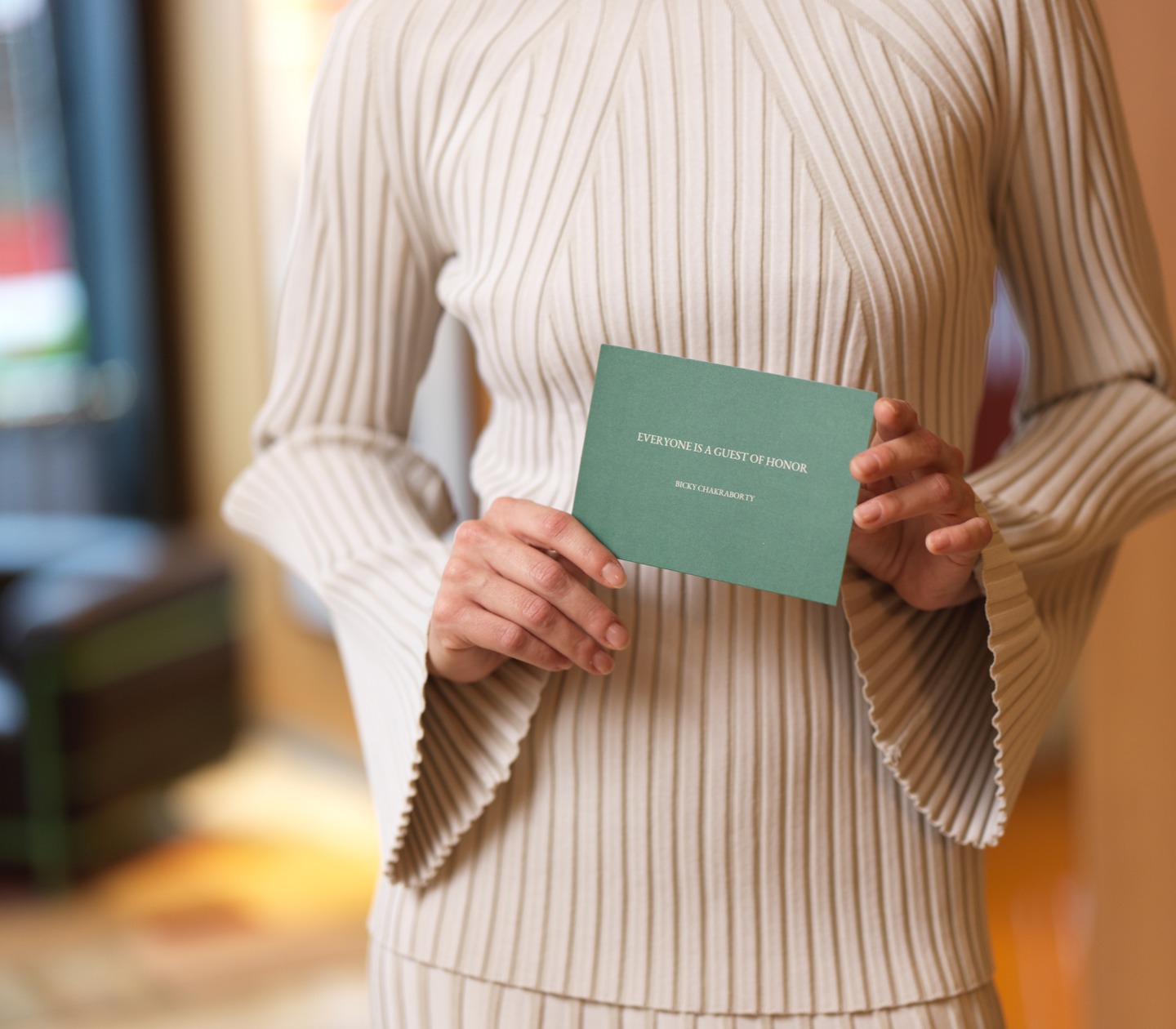 Kvinna som håller grönt kort från Elite Hotels