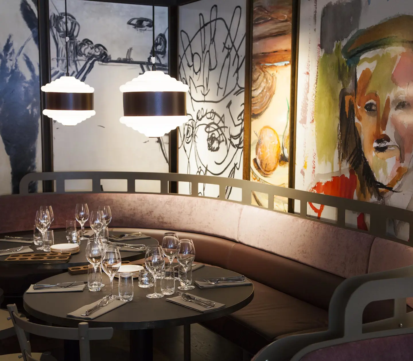 Restaurangmiljö med stora målningar på väggarna