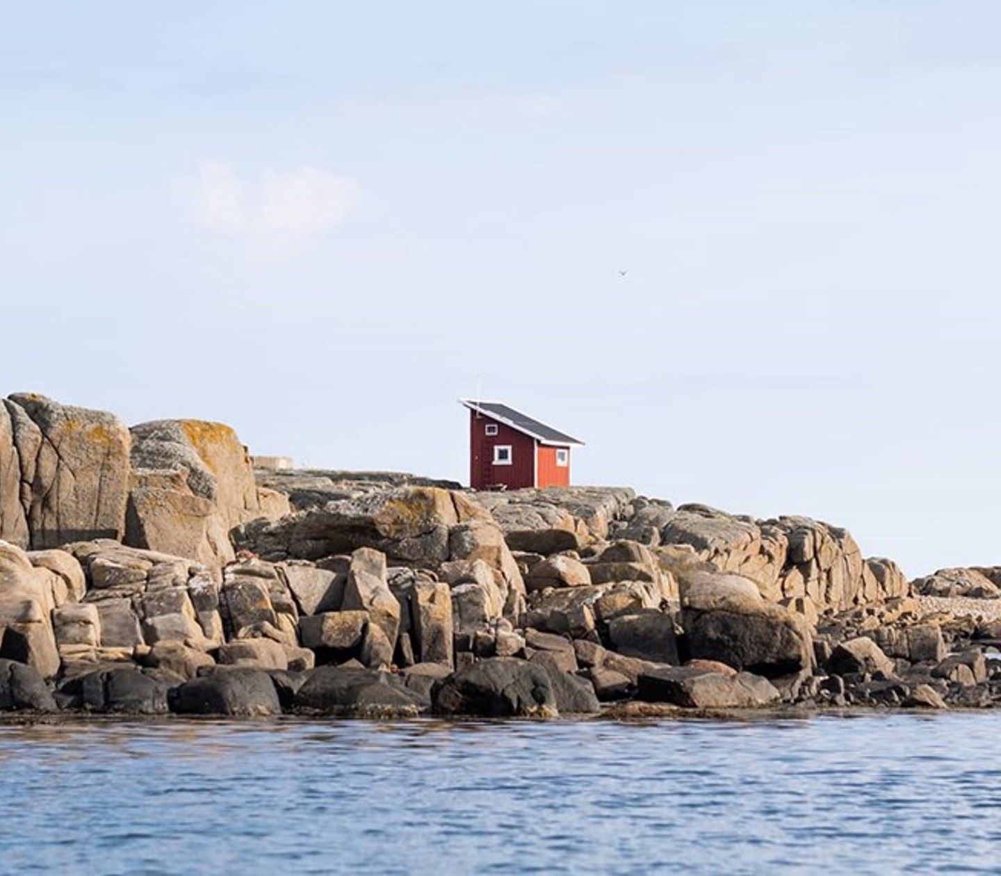 Litet hus på klippor i Sveriges skärgård