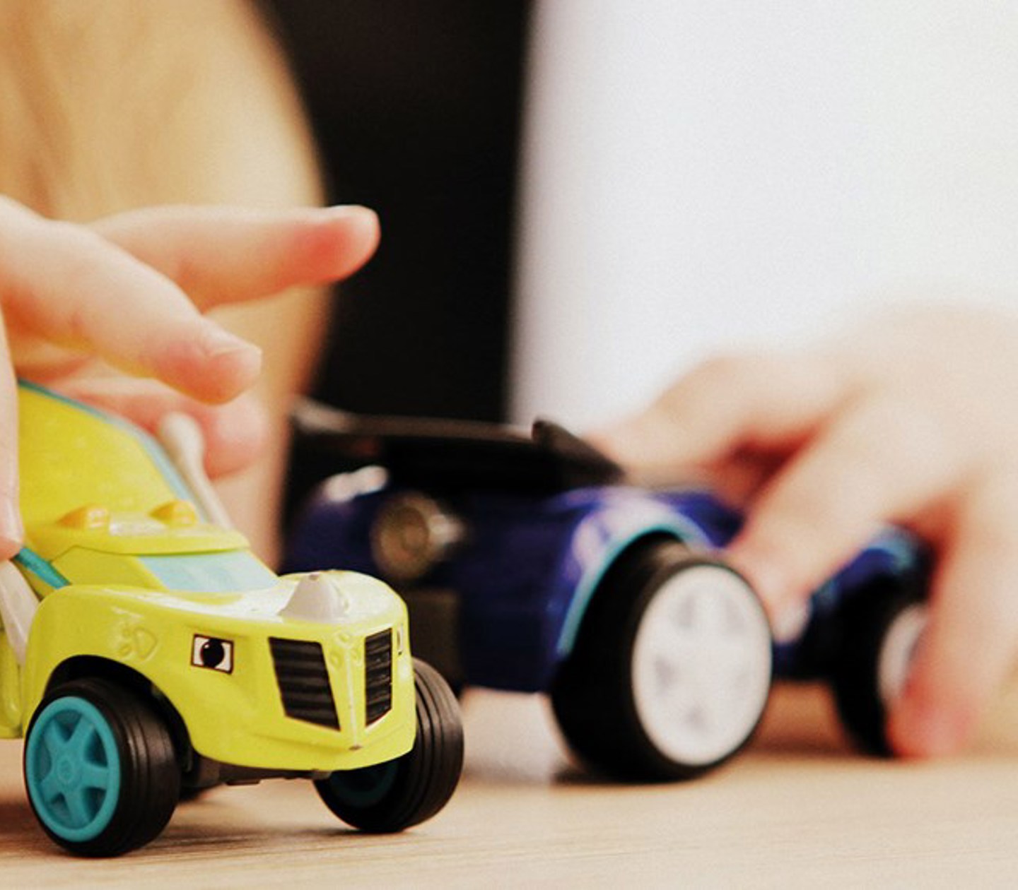 Ett barn som leker med leksaksbilar