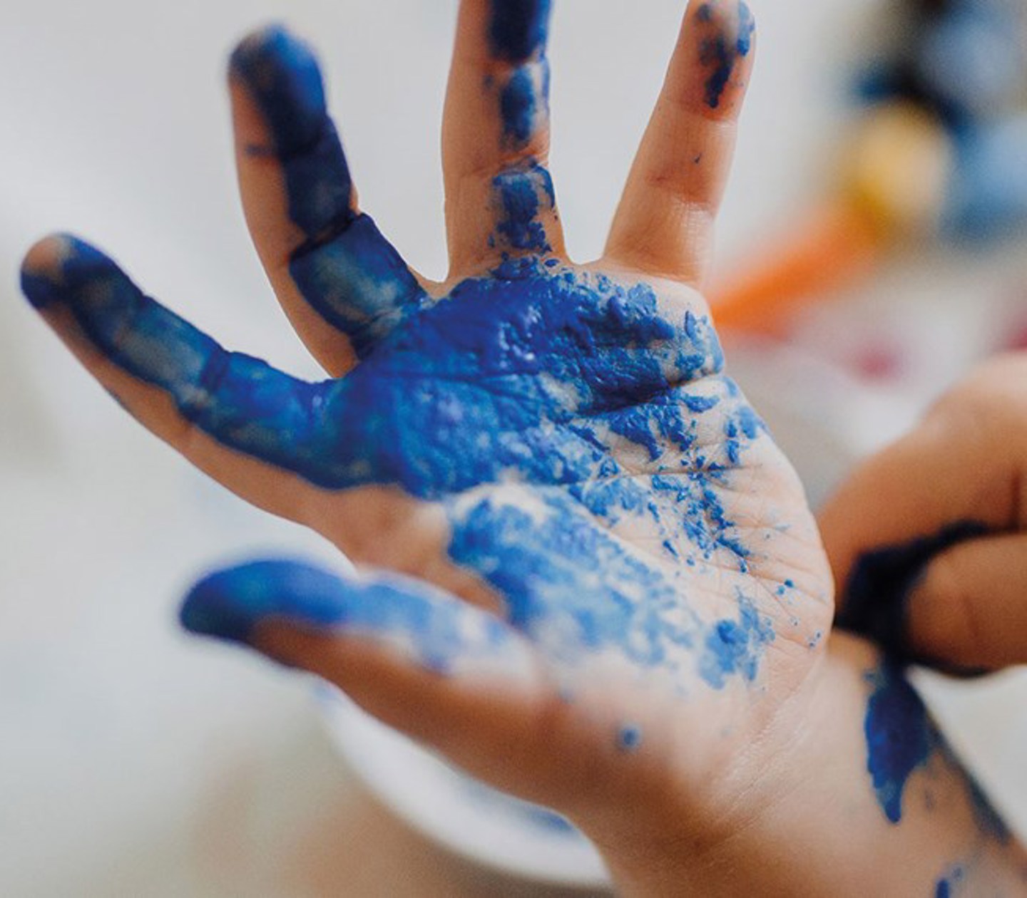 Ett barn som målat med händerna
