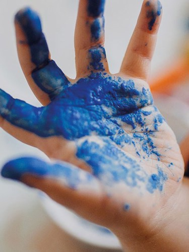 Ett barn som målat med händerna