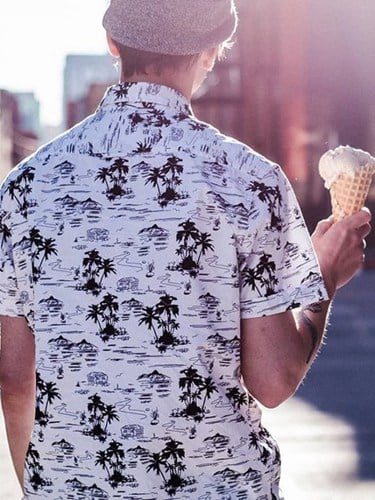 En man i en skjorta som håller en glasstrut.
